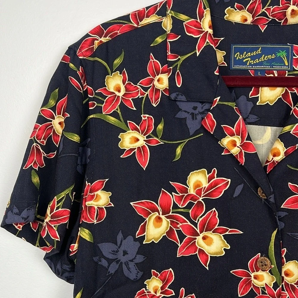 Island Traders large button down tropical Hawaiian women’s wood button top